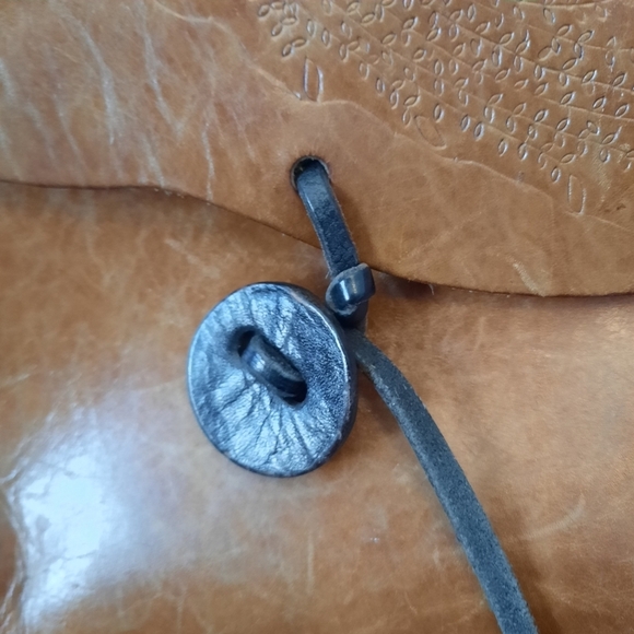 Vintage handcrafted boho tan brown leather floral stamped crossbody bag - Picture 6 of 11